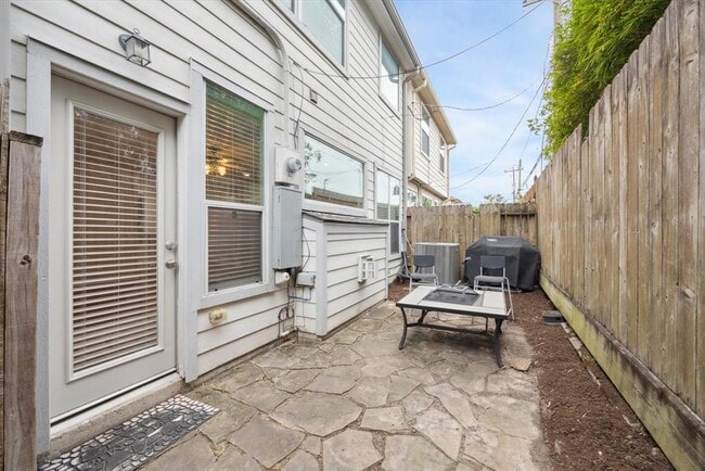 Building Photo - 1339 Ella Pl