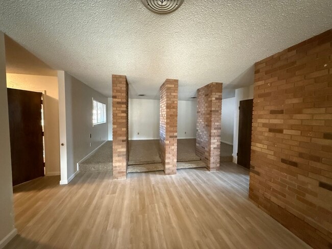 Building Photo - Newly Remodeled Big and Spacious 5 Bed Home! Huge Back Yard!