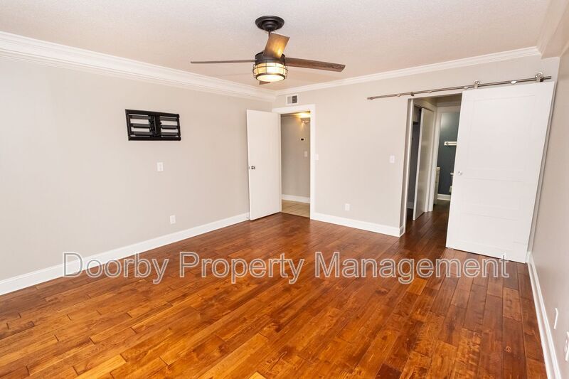 Building Photo - 568 River St