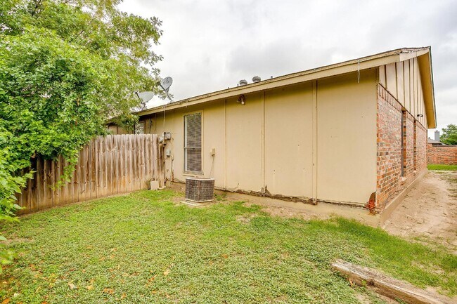 Building Photo - Charming 3 Bedroom Home with 2 Full Baths