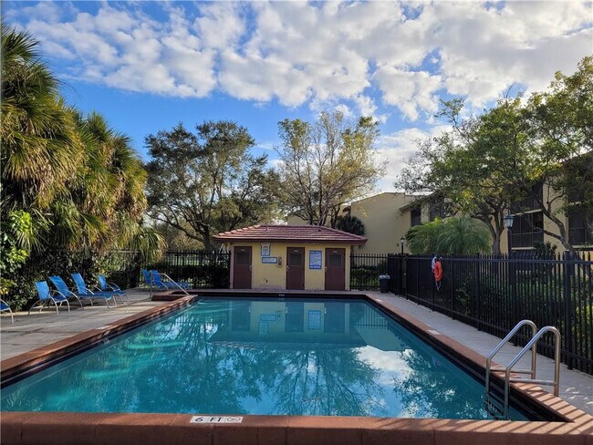 Building Photo - 2027 Coral Ridge Dr