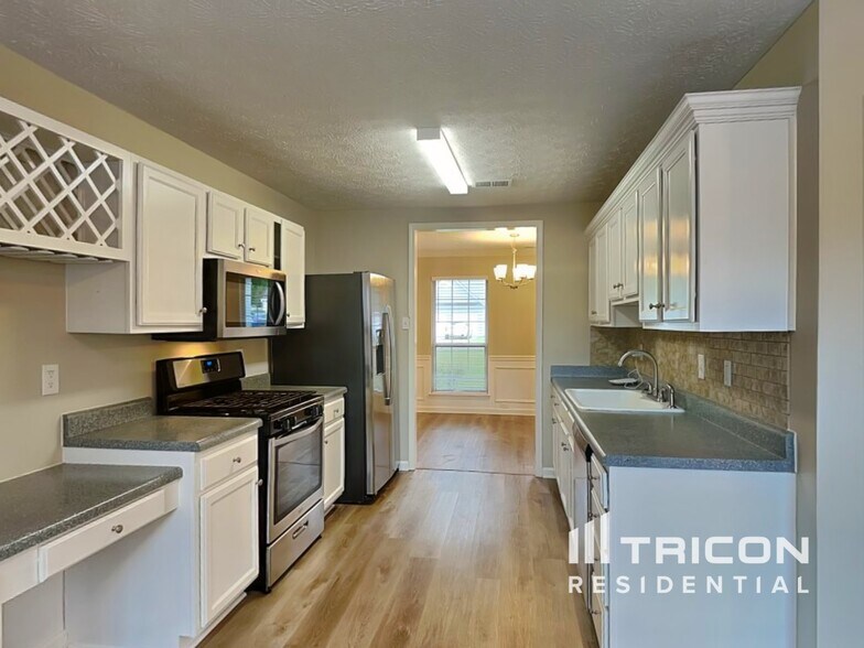 Building Photo - 203 Woodcreek Way