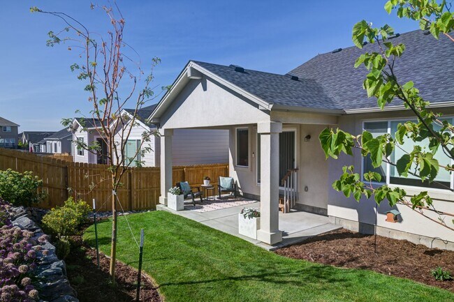 Building Photo - Beautiful "like new" home available for re...