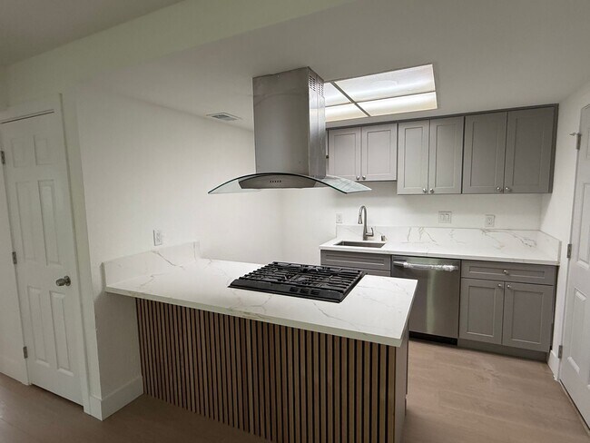 Building Photo - 401-403 Elizabeth Way