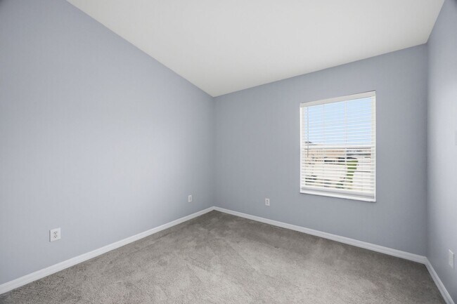 Building Photo - Villages of Bloomingdale