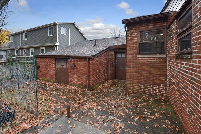 Building Photo - 21775 Hillsdale Ave