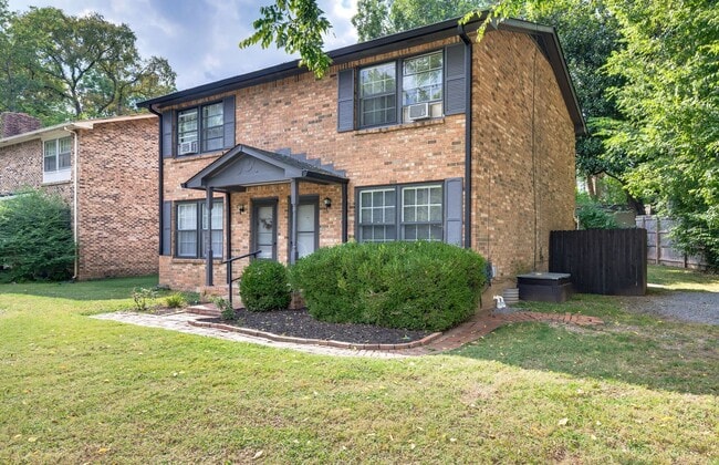 Building Photo - Awesome 2BE/1.5BA duplex in fantastic loca...