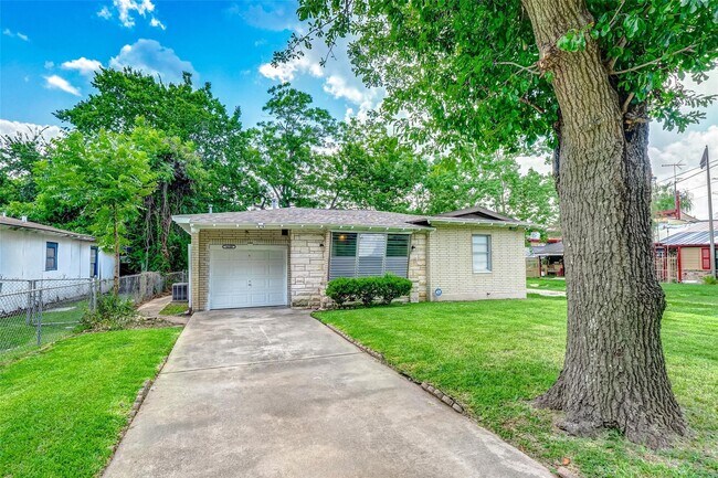 Building Photo - 4440 Castor St