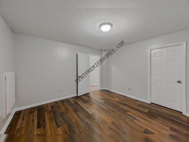 Building Photo - 3202 Fawn Dr