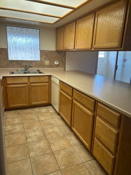 Kitchen - 1971 Cliffrose Dr
