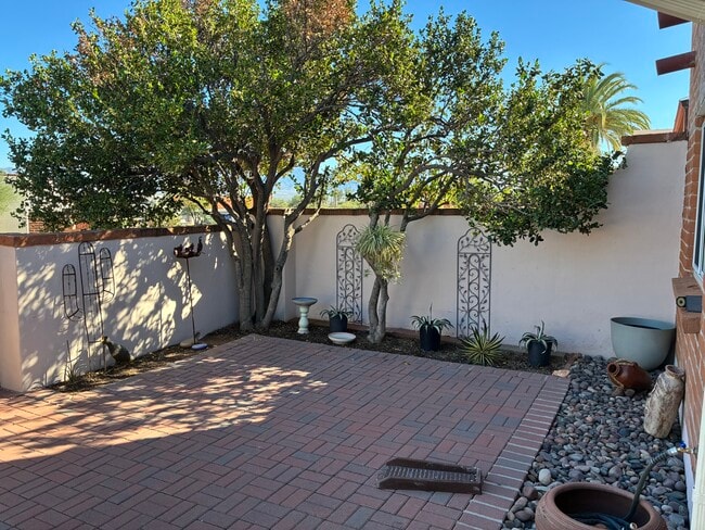 Building Photo - 80 N Los Olmos