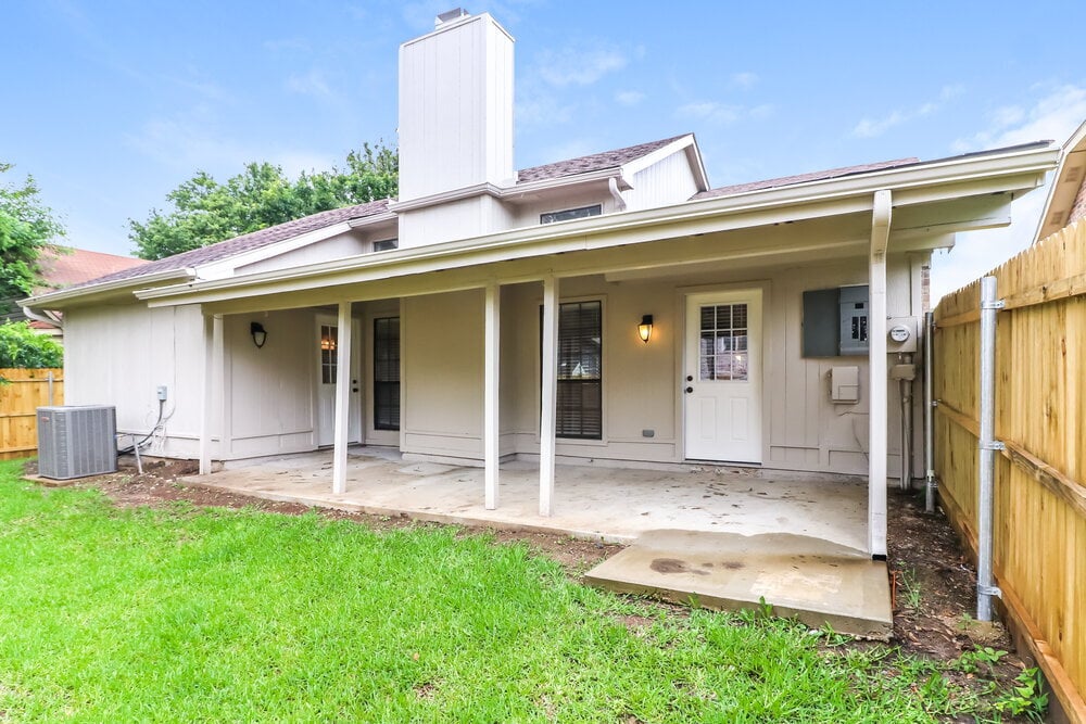 Building Photo - 2321 Clareton Dr
