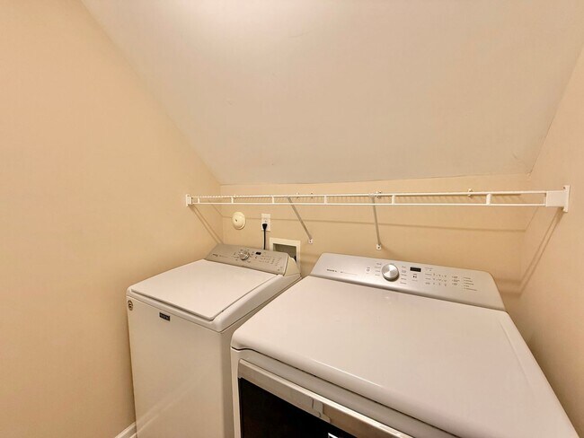 Building Photo - Newly Remodeled 4BD, 2.5BA Raleigh Corner-...