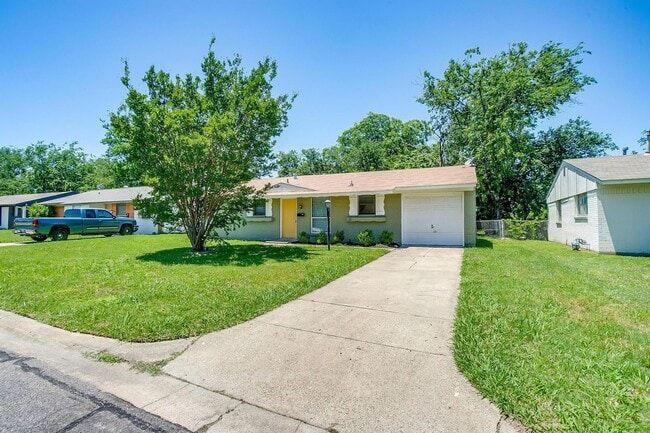 Building Photo - Charming Home located in the heart of Burleson!