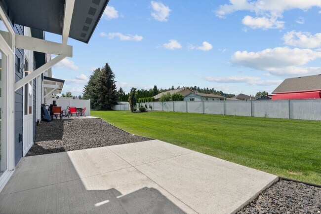 Building Photo - 604 S Crescent Ln