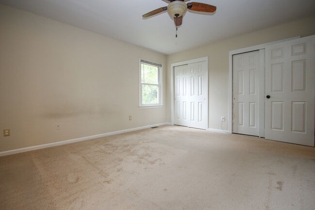 Building Photo - 130 Camelot Crescent