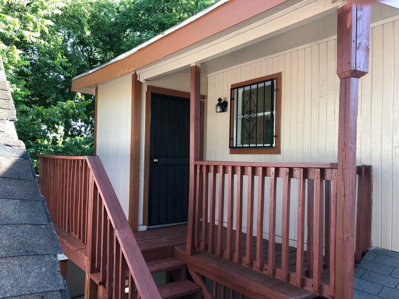 Building Photo - 134 Roberts St