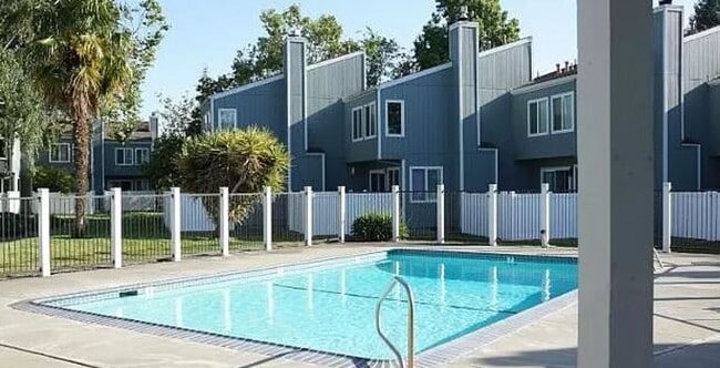 Primary Photo - 2 Bed/2 Bath Condo w/Detached 1 Car Garage...