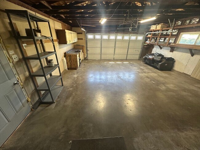 Building Photo - 9101 Rosewood Dr