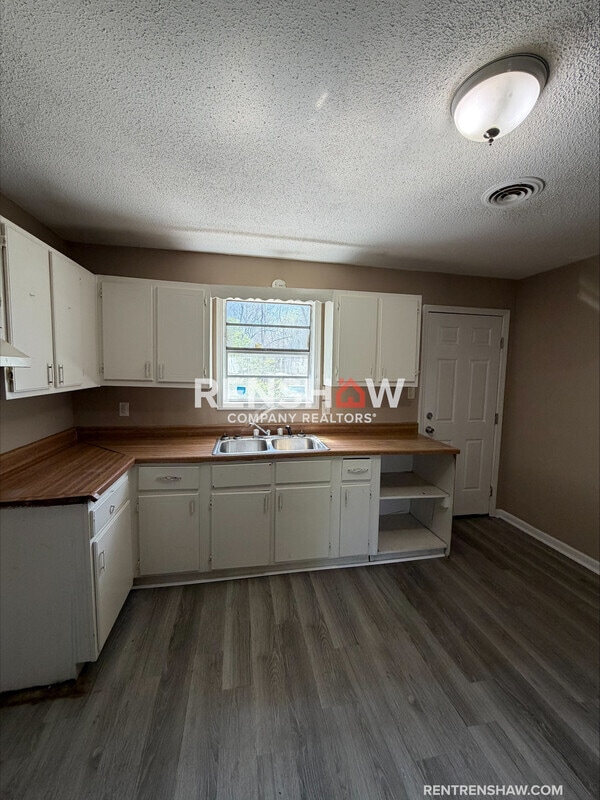 Building Photo - 16 Red Oak Cove