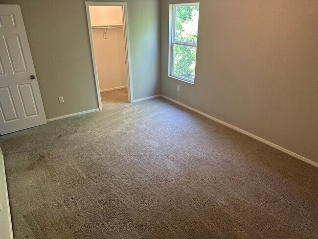 Building Photo - Available Now!  Spacious 5-Bed, 3.5-Bath Corner-Lot Home in West Fayetteville