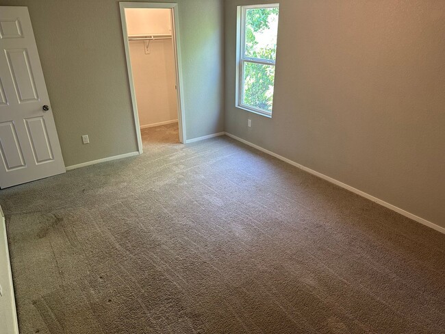 Building Photo - Spacious 5-Bed, 3.5-Bath Corner-Lot Home in West Fayetteville
