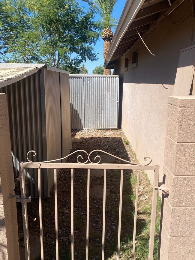 Building Photo - Nicely updated 3/2 SFH in Glendale w no HOA