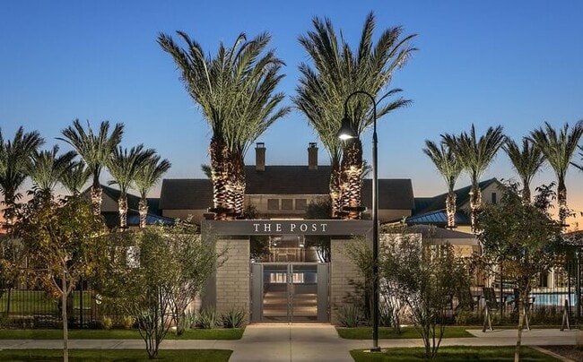 Building Photo - Move In Ready!stunning 3 bedroom, 2.5 bathroom home located in Phoenix!