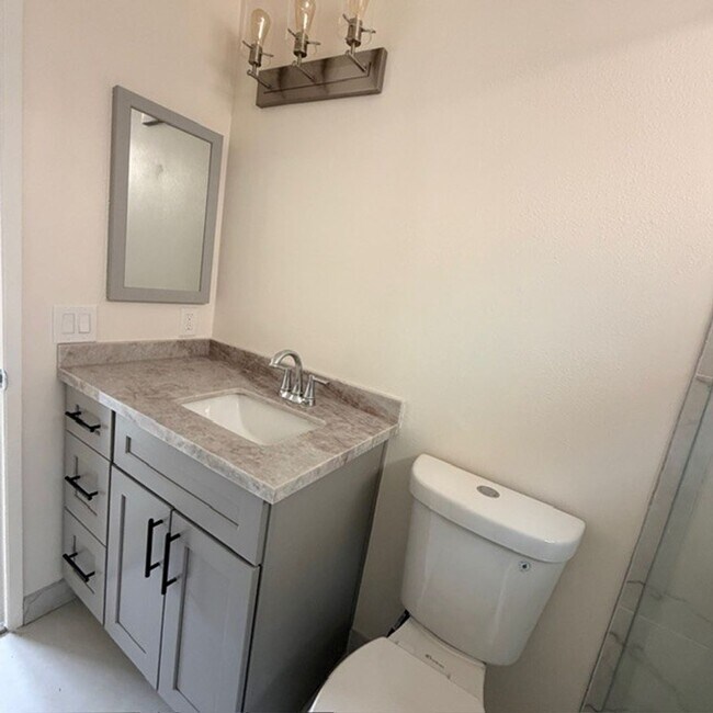 Building Photo - Fully Renovated 1BR in Van Nuys – Modern Kitchen + Parking