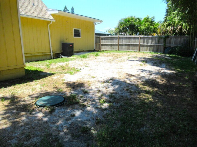 Building Photo - 5310 Palm Dr