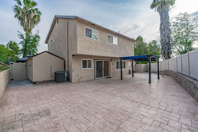Building Photo - Amazing 6 Bedroom Home for Rent in Canyon Country!