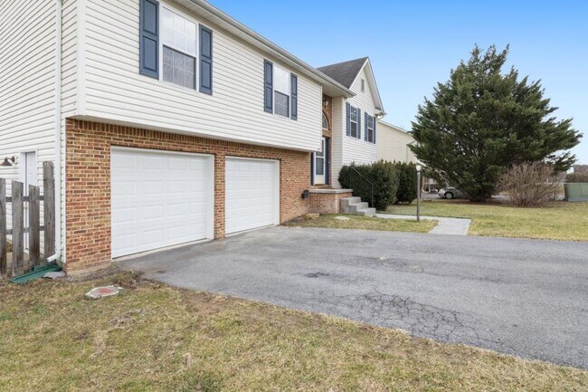 Building Photo - 359 Montgomery Cir