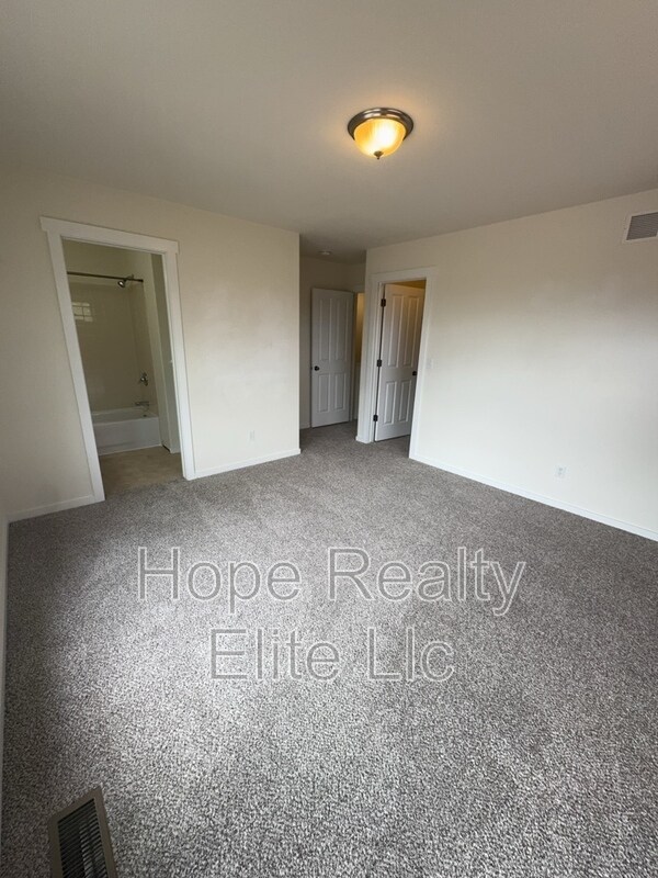 Building Photo - 5198 Dovetail Ln