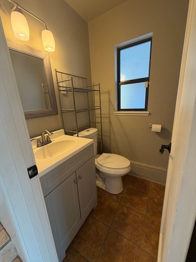 Building Photo - 3 Bed / 1.5 Bath | Thornwood Terrace Home Available Now