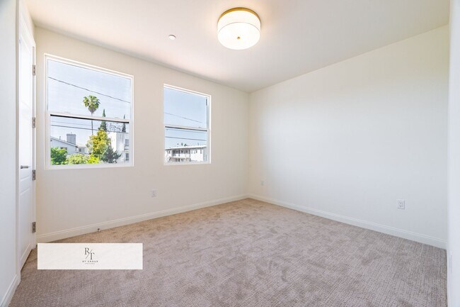 Building Photo - Whitmore Villas 190