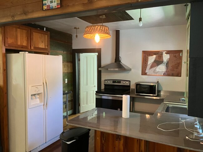 Building Photo - 1303 E 3rd St