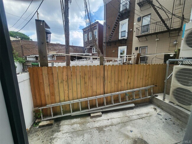 Building Photo - 14 Hausman St