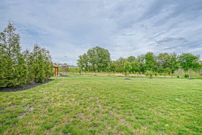Building Photo - 32 Westmont Dr