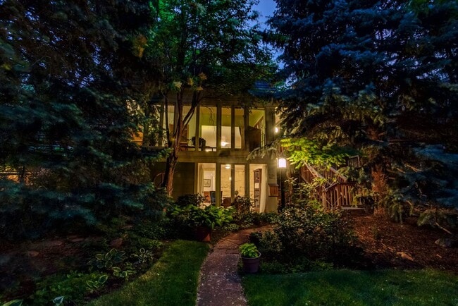 Building Photo - Quintessential Boulder Cottage in Mapleton...
