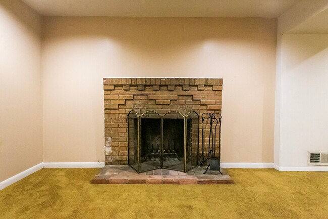 Building Photo - 5501 Auth Rd