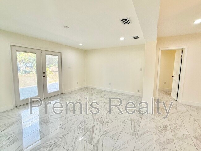 Building Photo - 2014 Pinehurst Dr