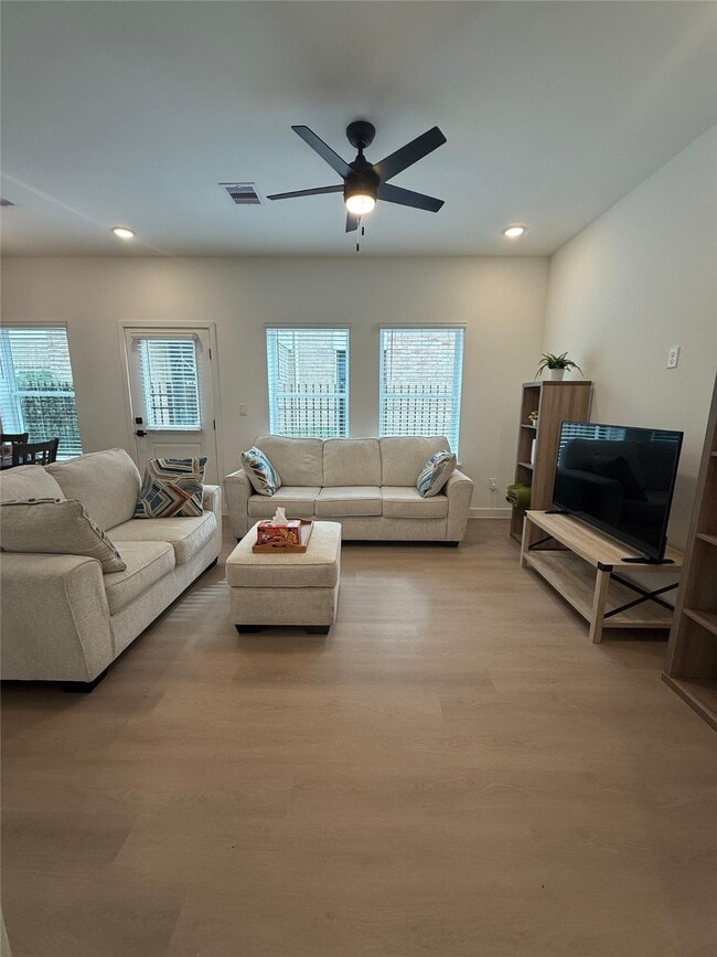 Building Photo - 11621 Waldemar Dr