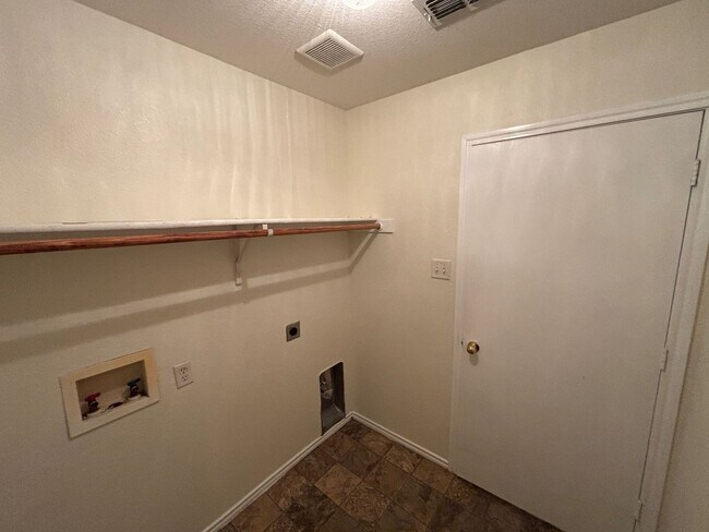 Building Photo - Move in Ready - 3 bedroom 2 bath 2 car garage