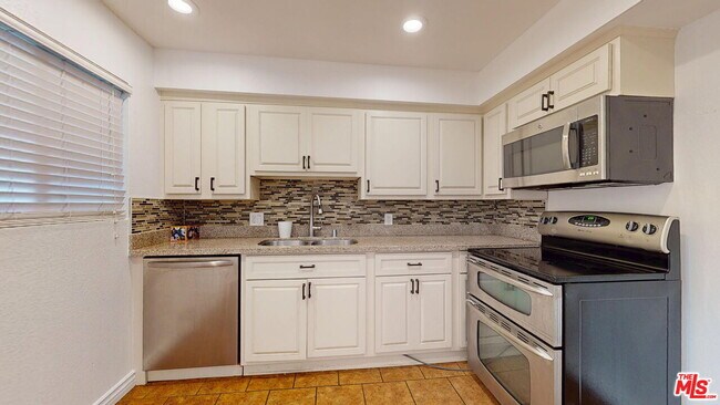 Building Photo - 5652 Yolanda Ave