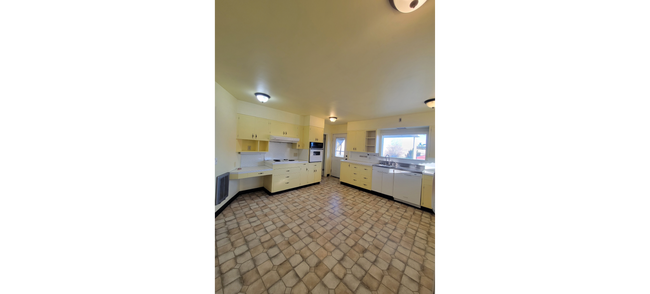 Building Photo - Secluded Country Living