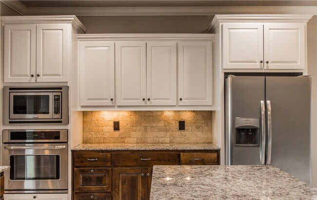 Building Photo - 6101 W Woodbine Dr