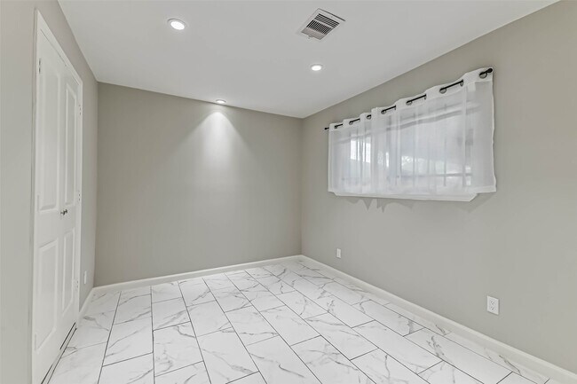 Building Photo - 6853 Chasewood Dr