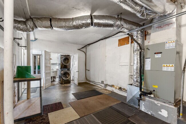 Building Photo - "Charming 3-Bed, 2-Bath Oasis in the Heart...