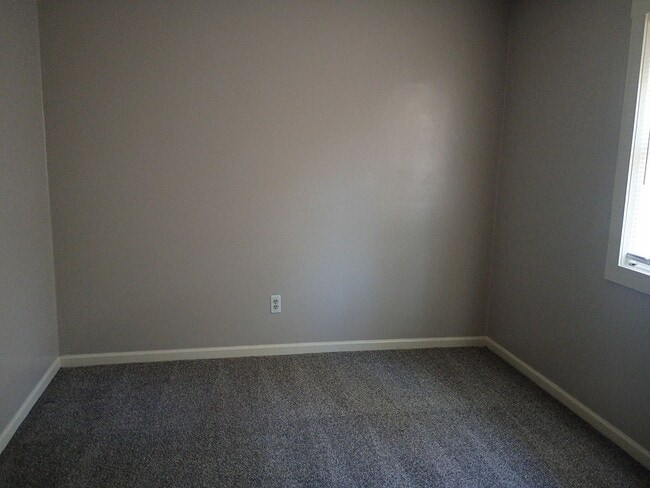 Building Photo - MOVE IN READY