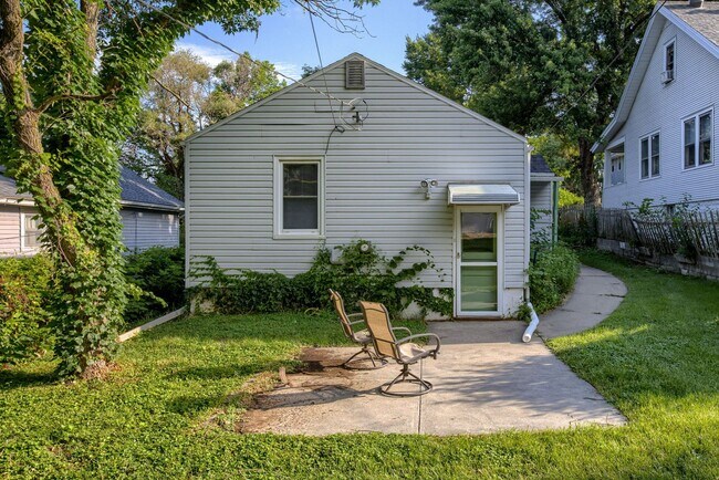 Building Photo - 2 Bedroom Benson Charmer!!